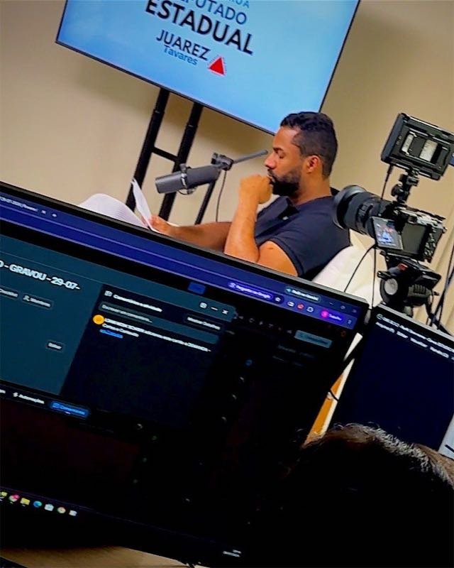 Acompanhamento da gravação no monitor do estúdio