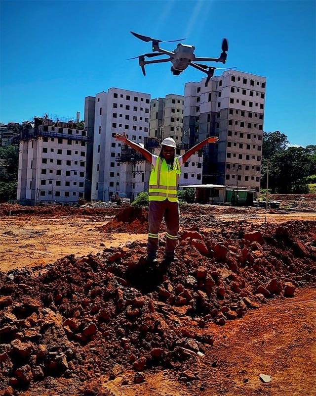 Gravação com drone em obra de construção