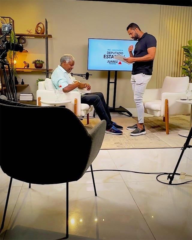 Video maker orientando o entrevistado com o roteiro antes da gravação